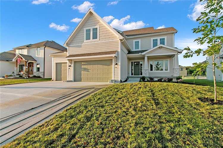 2026 SW Farm Field Ln Lee's Summit, MO 64082