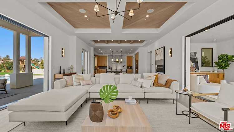 23401 Mulholland Hwy Calabasas, CA 91302