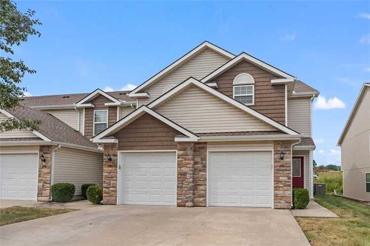 230 Pointe Ln Raymore, MO 64083