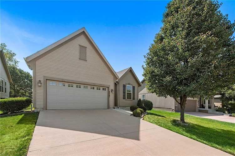 9047 Meadow View Dr Lenexa, KS 66227 | MLS 2455324 Photo 1