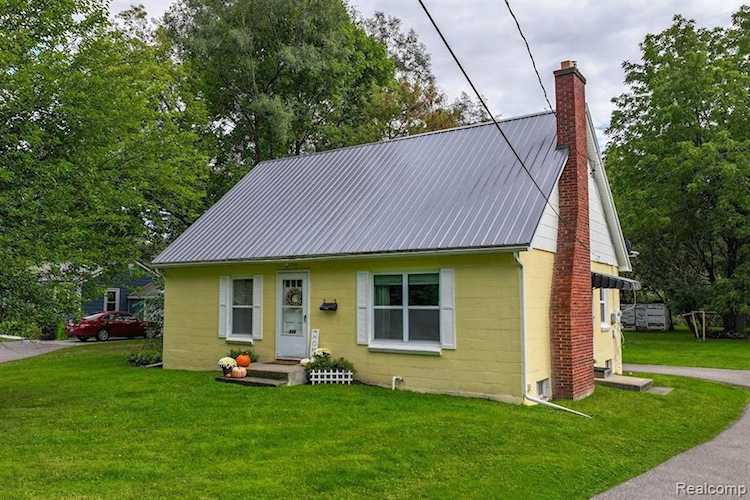835 W Silver Lake Rd in Fenton, MI Photo 1