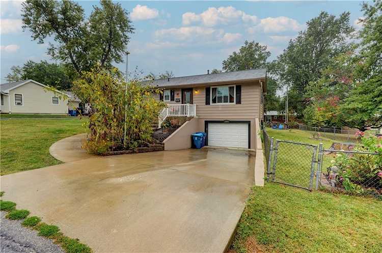 205 Ridgeway Ave Excelsior Springs, MO 64024 | MLS 2454362 Photo 1