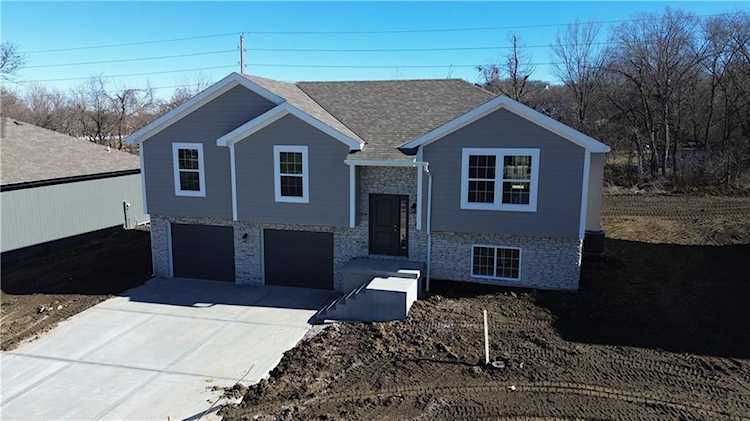 1205 SW Burns Circle Oak Grove, MO 64075
