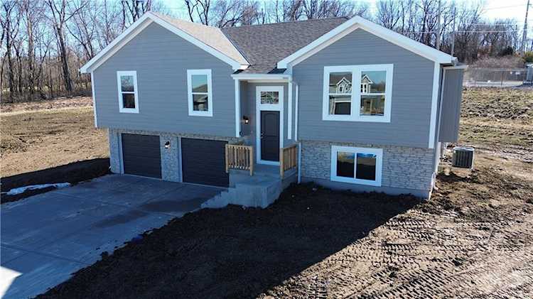 1204 SW Burns Ct Oak Grove, MO 64075