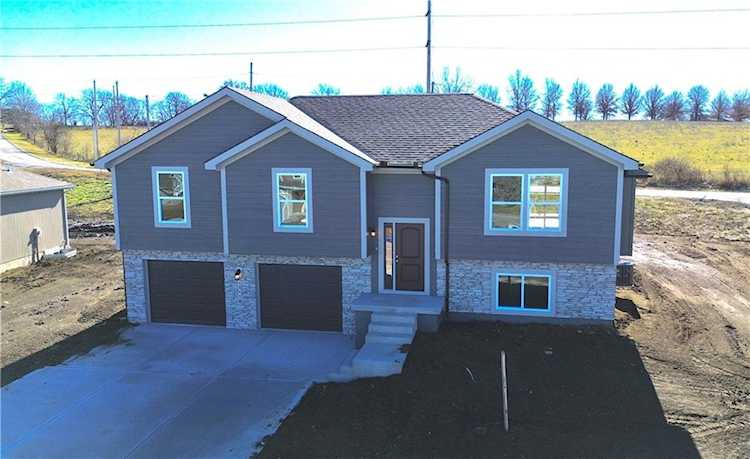 1311 SW Burns Circle Oak Grove, MO 64075