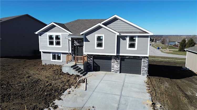 1310 SW Burns Circle Oak Grove, MO 64075