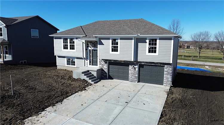 1304 SW Burns Circle Oak Grove, MO 64075