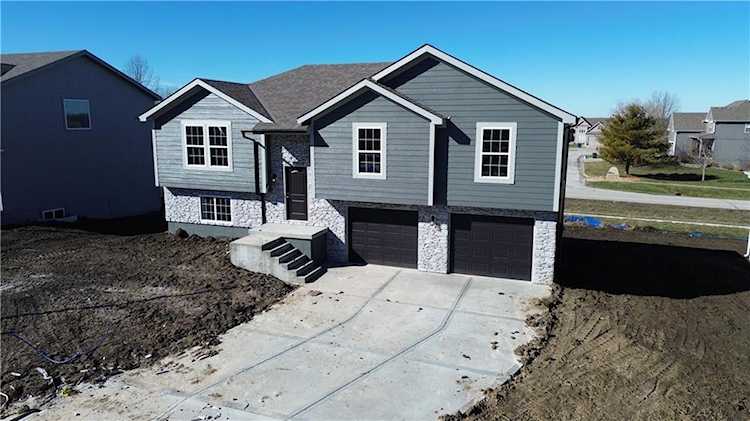 1206 SW Burns Circle Oak Grove, MO 64075