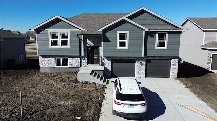 1202 SW Burns Circle Oak Grove, MO 64075