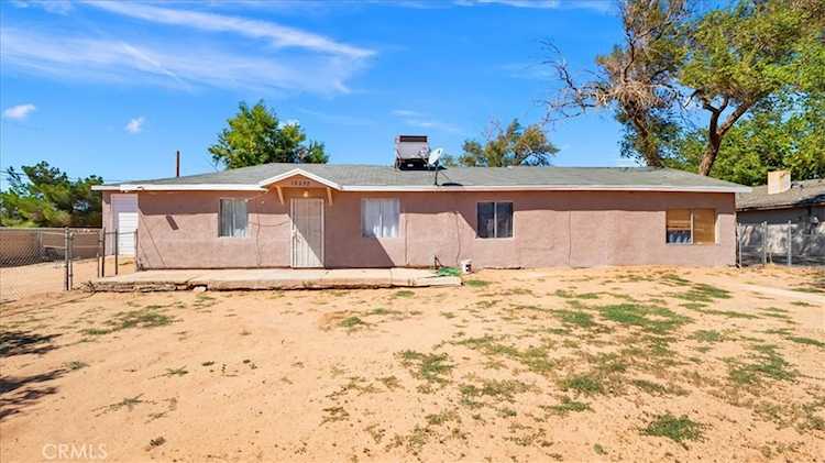 12250 Pawnee Rd Apple Valley, CA 92308