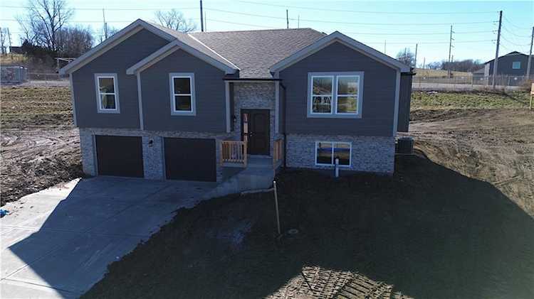 1202 SW Burns Ct Oak Grove, MO 64075