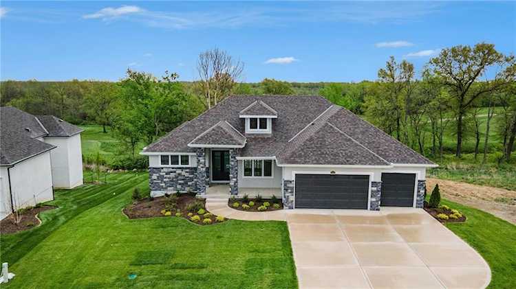 10139 N Kansas Ct Kansas City, MO 64155