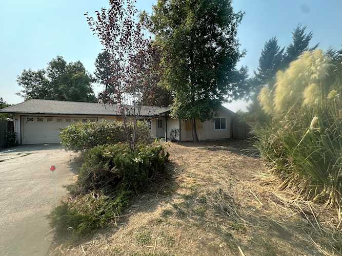 View 225 NW Blossom Dr with HD Pictures, Virtual Tours & Aerial Maps | MLS #220171663 Photo 1