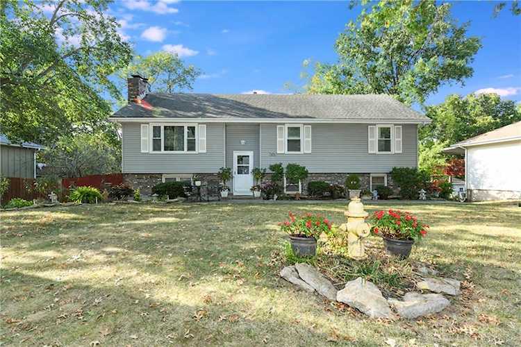 1000 SW Lakeview Blvd Lee's Summit, MO 64081
