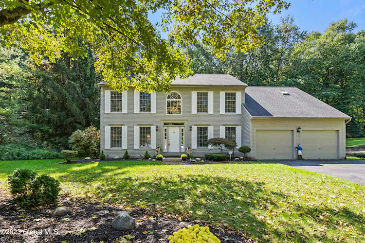 27 Orchard Park Dr Clifton Park, NY 12065