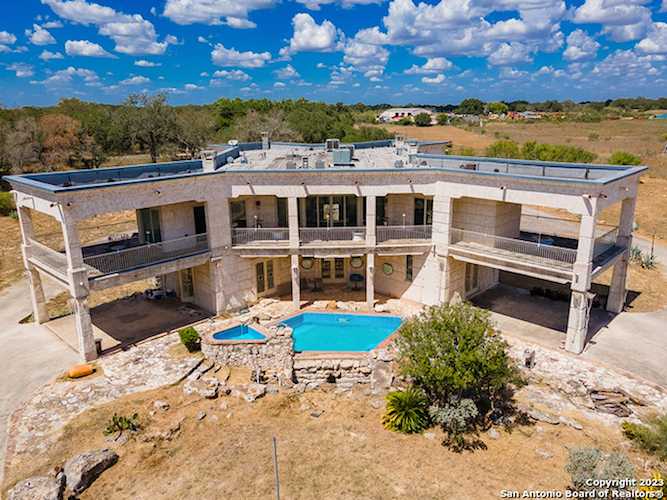 350 Ridgeview Dr Pleasanton, TX 78064