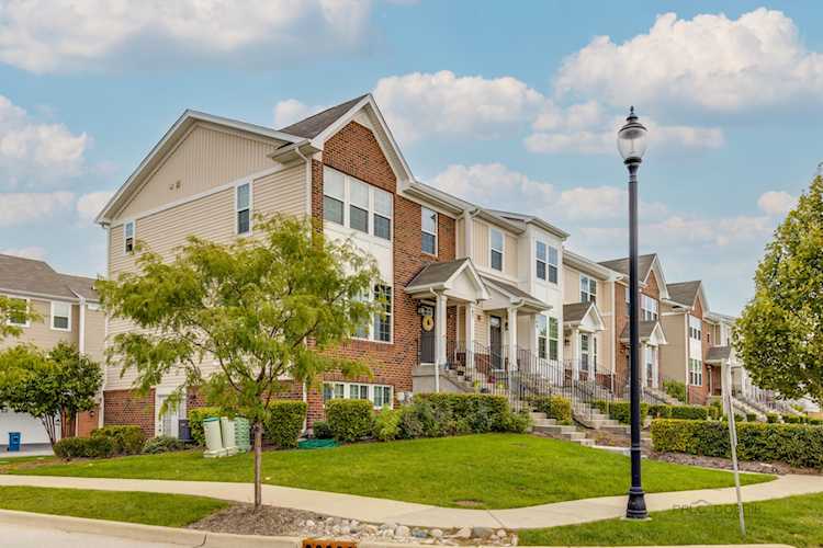 71 Nicholas Dr W Des Plaines, IL 60018