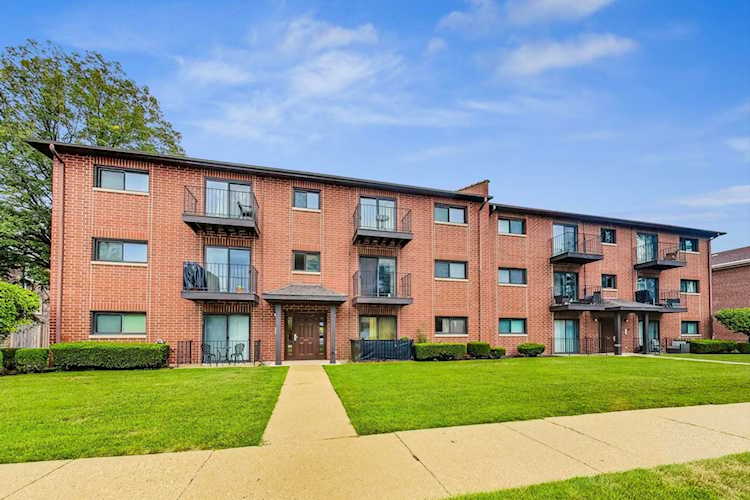 1222 Brown St #2E Des Plaines, IL 60016 | MLS 11892834 | Burling Square Group Photo 1