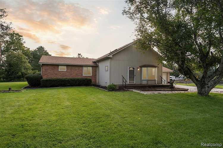 1661 S Tipsico Lake Rd in Highland Twp, MI Photo 1