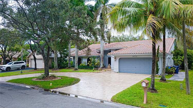 9711 NW 47th Dr Coral Springs, FL 33076