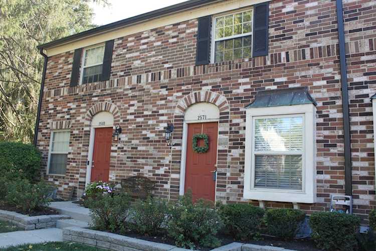For Sale: $247,900 A condo for sale for sale at 2571 Scioto View Lane Columbus, OH 43221 - Franklin. MLS 223031388 - Welcome to your opportunity to live on the Scioto river. This unit is a rare find with a view and... Photo 1
