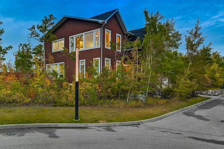 156 Posthill Dr SW Calgary, AB T3H 0J1