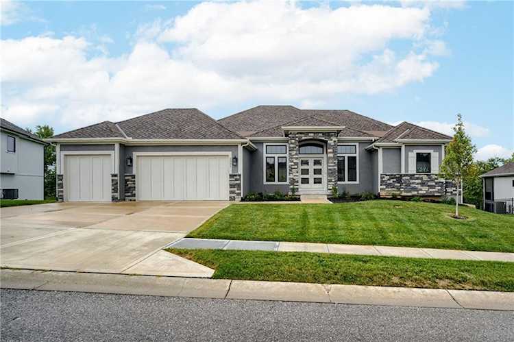 2551 NW Riverview Dr Riverside, MO 64150