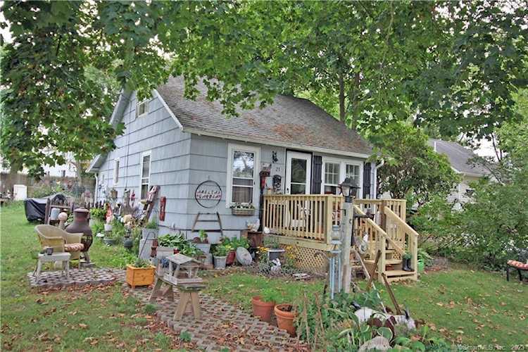 23 Hill St Old Saybrook, CT 06475