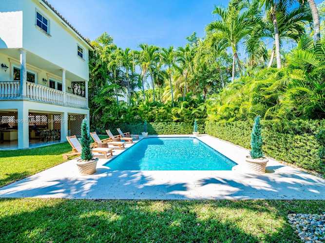 3545 E Fairview St Miami, FL 33133
