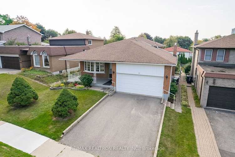 10 Shadberry Dr Toronto, ON M2H 3C8