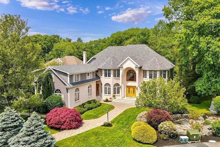 35 Zachary Lane Reading, MA 01867