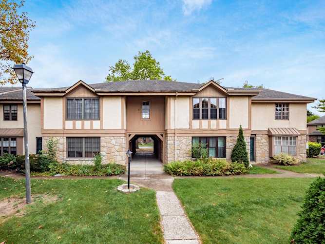 For Sale: $110,000 A condo for sale for sale at 6218 Stornoway Drive Columbus, OH 43213 - Franklin. MLS 223031560 - Attention Owner Occupants and Investors! Affordable with low dues and taxes! All the major... Photo 1