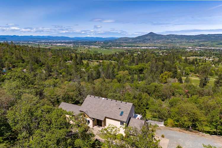 3243 Deer Trail Ln Medford, OR 97501