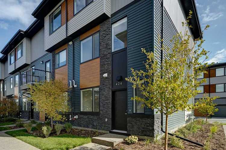 424 Corner Glen Circle NE Calgary, AB T3N 2E1