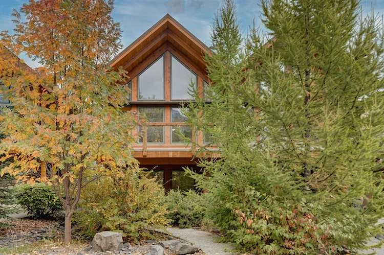 623 River Rd Canmore, AB T1W 2E4