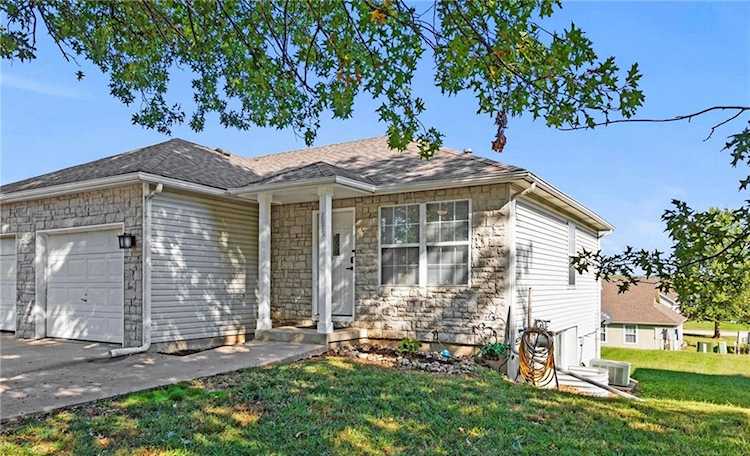 2075 Hidden Valley Ct Tonganoxie, KS 66086