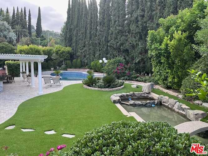 16230 Meadowcrest Rd Sherman Oaks, CA 91403