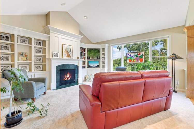 2 Hawthorne Court North Oaks, MN 55127