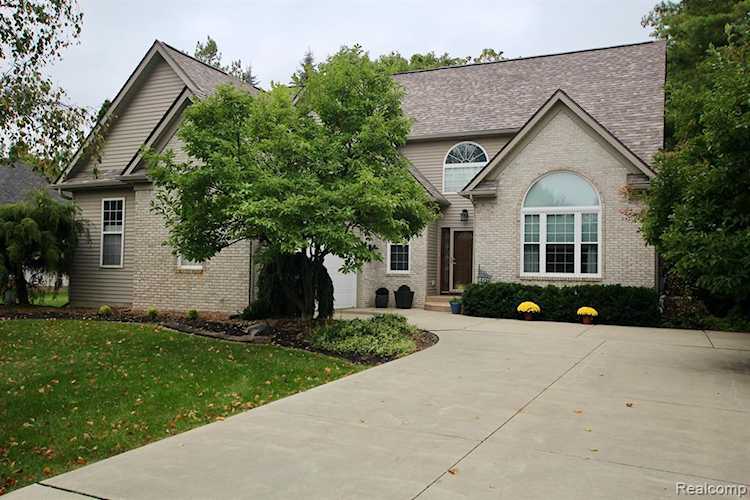 16498 Vintage Dr in Fenton Twp, MI Photo 1