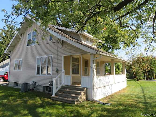 203 Center Rd in Grand Blanc, MI Photo 1