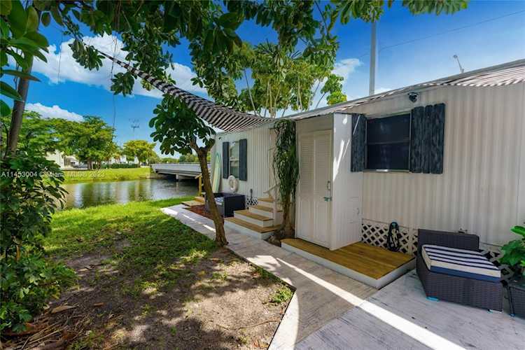 6352 NE 11th Ave Fort Lauderdale, FL 33334