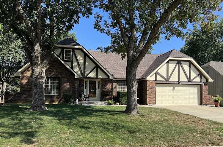 6517 Cottonwood Dr Shawnee, KS 66216 | MLS 2456988 Photo 1