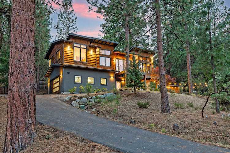 View 855 Liberty St with HD Pictures, Virtual Tours & Aerial Maps | MLS #220171926 Photo 1
