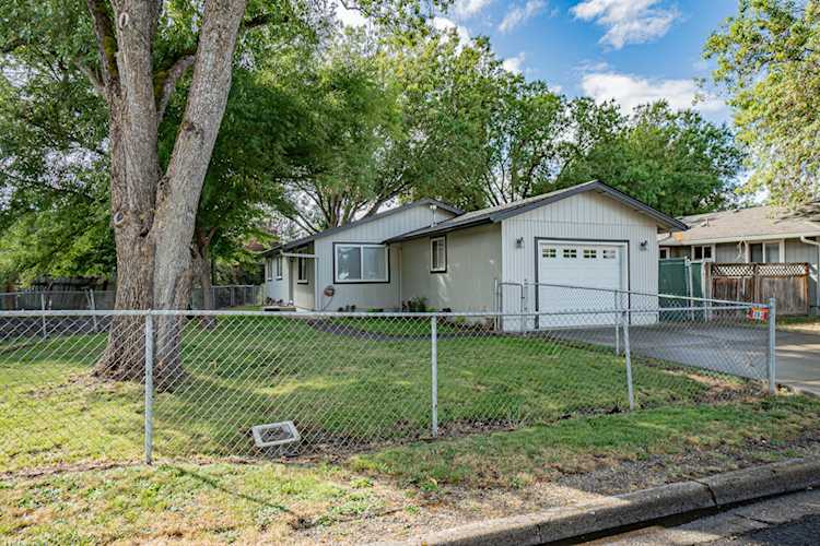 393 Elm Way Eagle Point, OR 97524