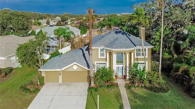 5005 Whispering Leaf Trl Valrico, FL 33596
