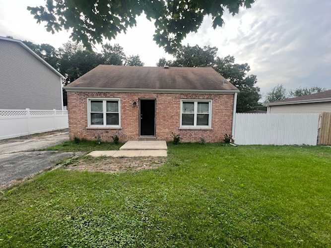 242 Highland Rd Willowbrook, IL 60527