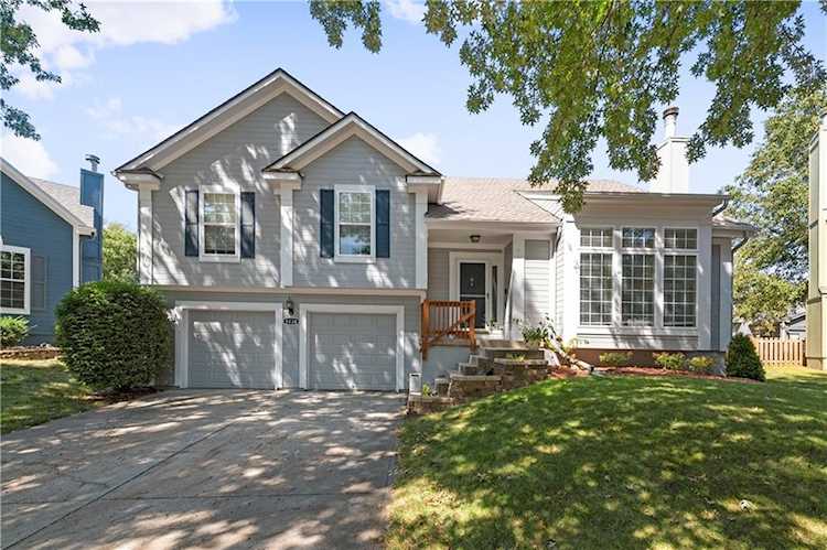 5138 Roundtree St Shawnee, KS 66226