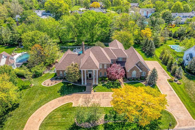 1138 Highland Pointe Dr Town And Country, MO 63131