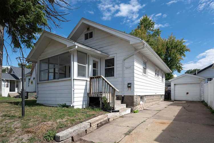 2407 C Ave NE Cedar Rapids, IA 52402