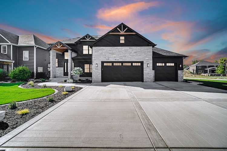 906 Sylvia Ln Crown Point, IN 46307